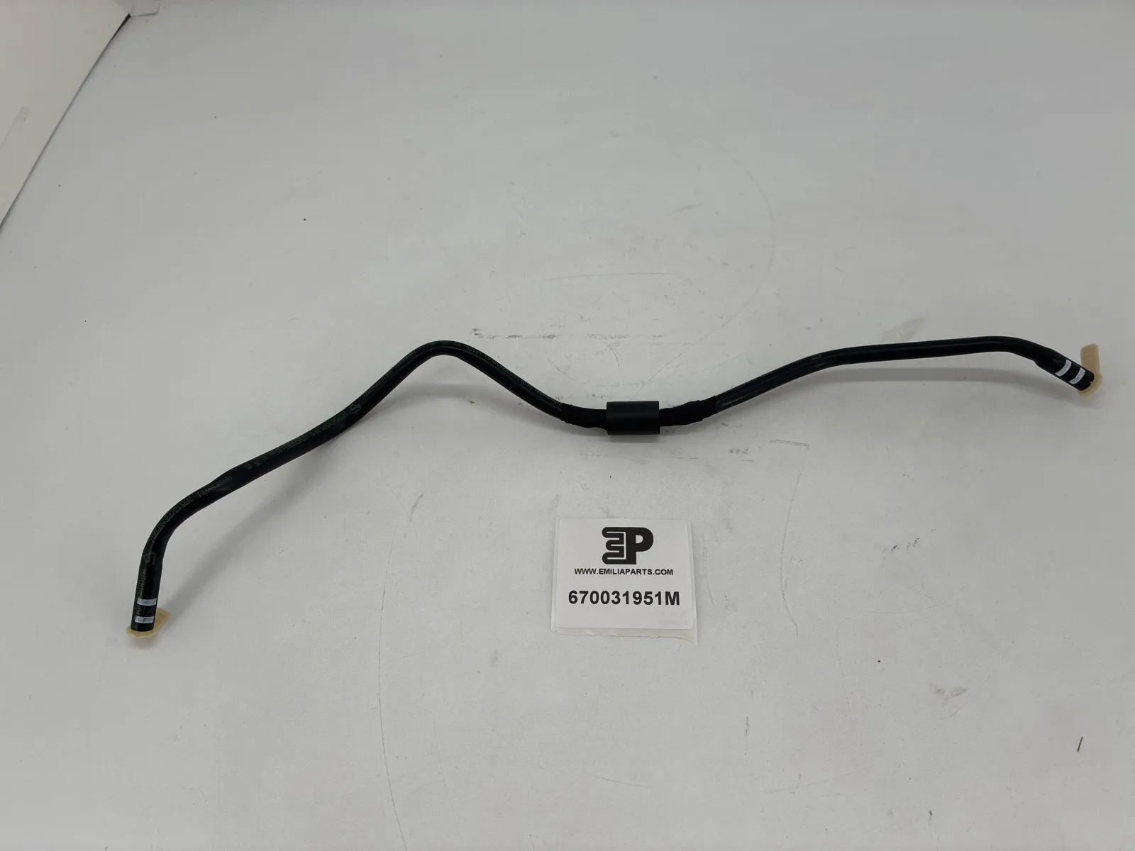 670031951 MASERATI TUYAU ÉVENT PRINCIPAL #SI LE CAPOT AVANT COMPLET A ÉTÉ REMPLACÉ PAR LA RÉF. 321255 ET/OU LA RÉF. 878658 OU SI LE NUMÉRO DE SÉRIE DU MOTEUR DE LA VOITURE EST COMPRIS ENTRE 441894 ET 473146, VOUS DEVEZ COMMANDER LA RÉF. 670001322#