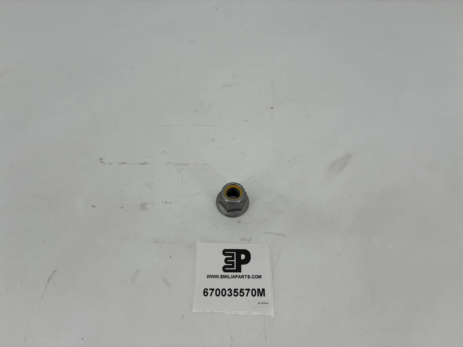 670035570 MASERATI NUT