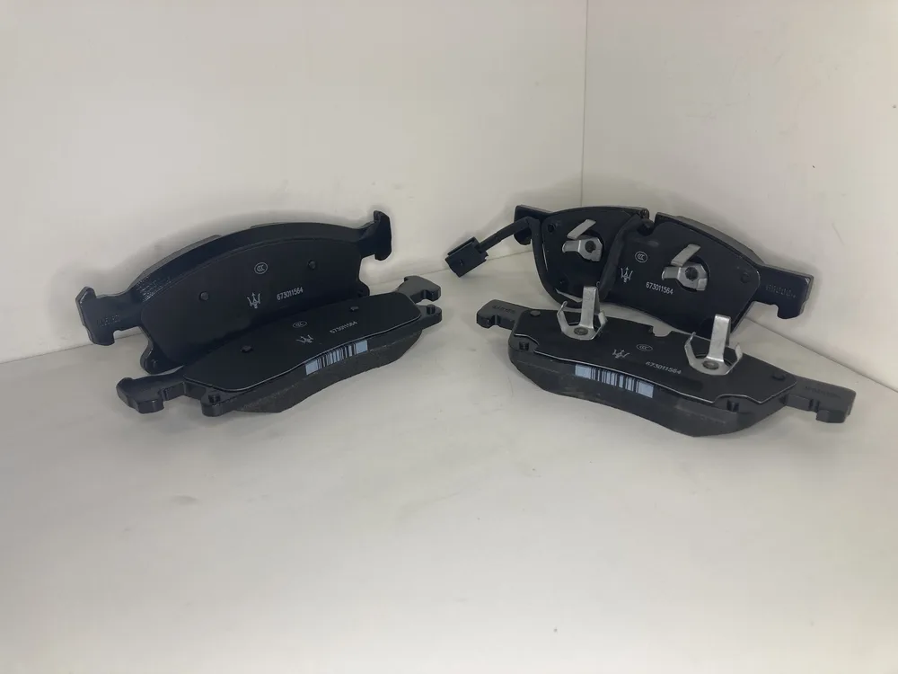 673011564 MASERATI JEU DE PLAQUETTES DE FREIN AVANT