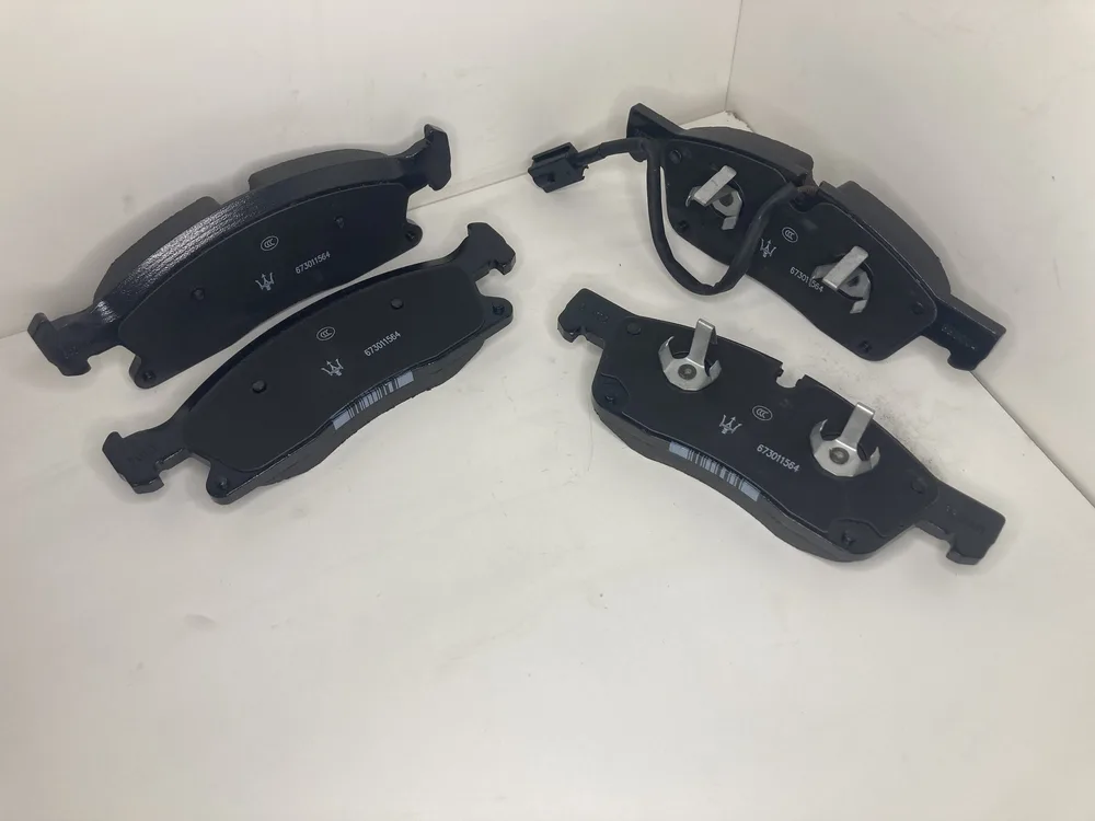 673011564 MASERATI JEU DE PLAQUETTES DE FREIN AVANT 2