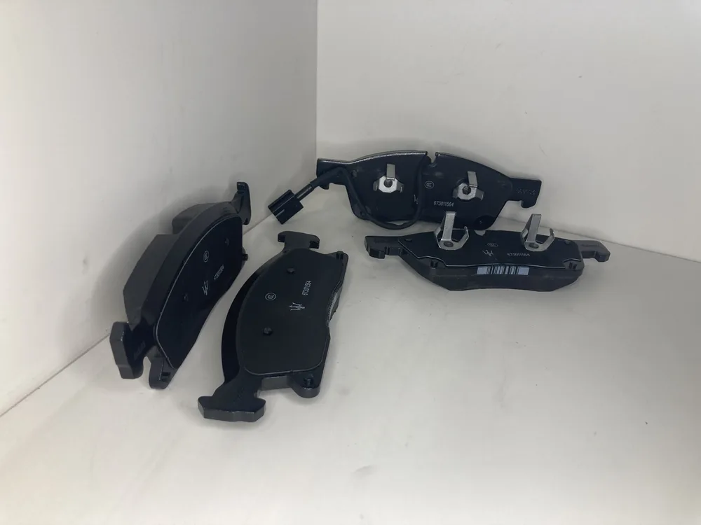 673011564 MASERATI JEU DE PLAQUETTES DE FREIN AVANT 3