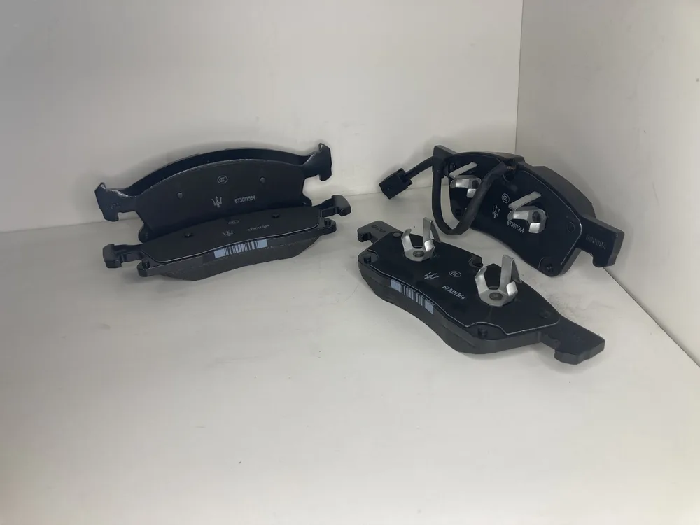 673011564 MASERATI JEU DE PLAQUETTES DE FREIN AVANT 4