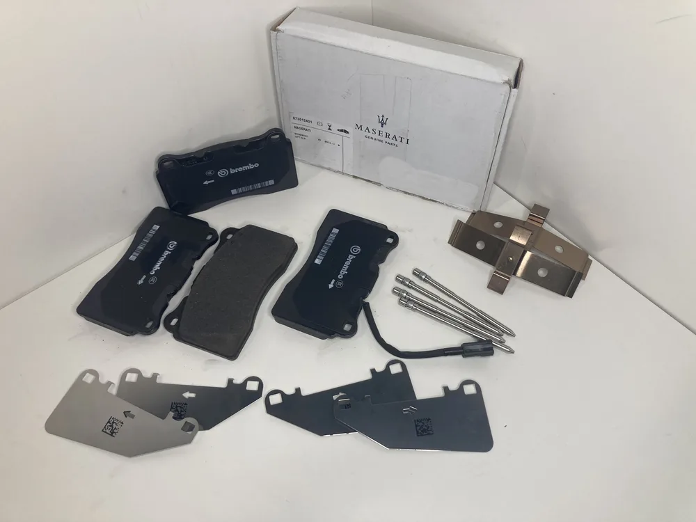 673012431 MASERATI JEU DE PLAQUETTES DE FREIN AVANT 3