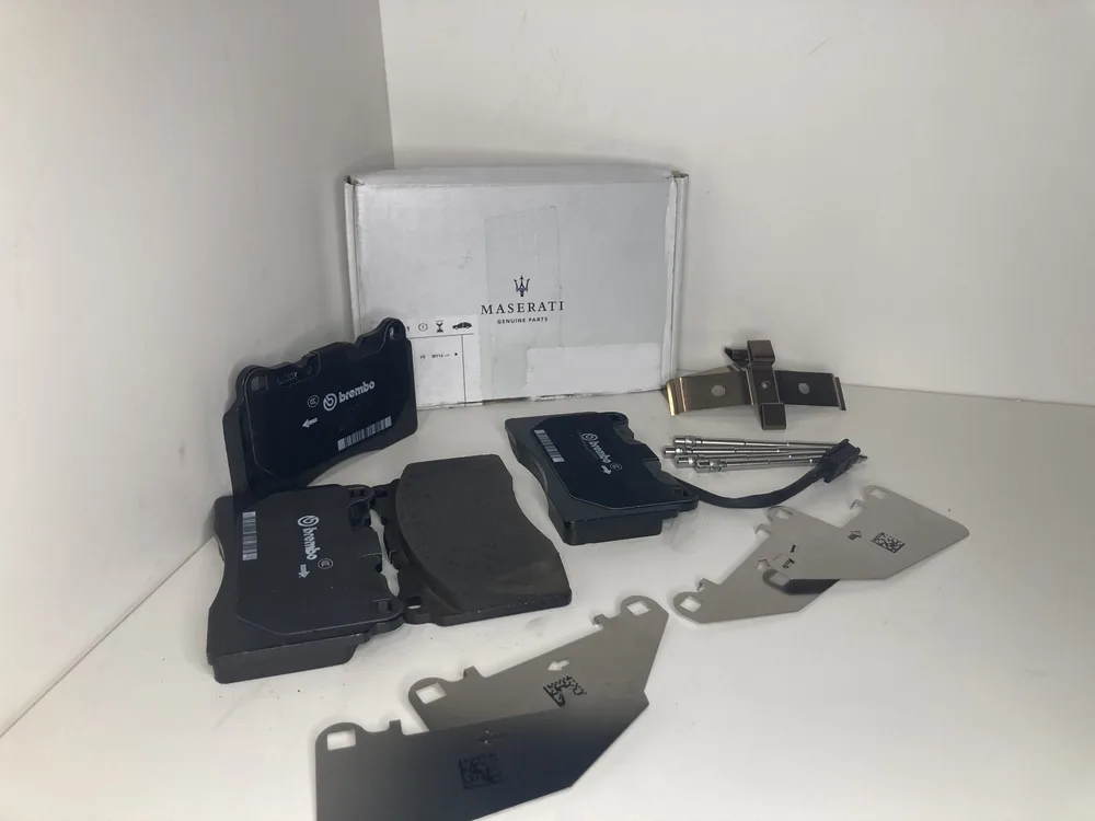 673012431 MASERATI JEU DE PLAQUETTES DE FREIN AVANT 4
