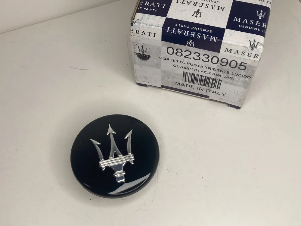 82330905 MASERATI GLOSSY BLACK RIM CAP. 2